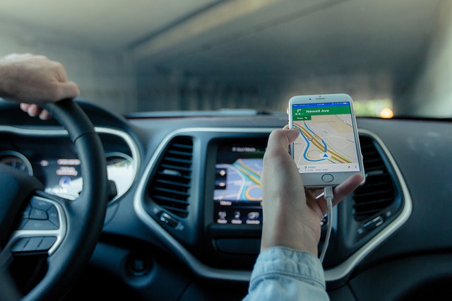 Tips Memakai GPS Dengan Aman Saat Berkendara