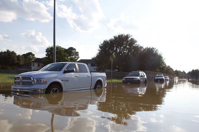 Cara Mencegah Mobil Mogok Saat Menerjang Banjir