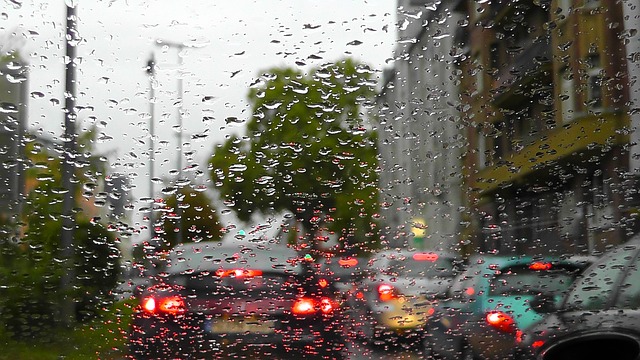 Tips Dari Asuransi Mobil Garda Oto Mengemudi Saat Hujan